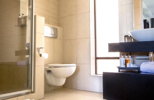 Upington House | Unwind at River Place Manor: 4-Star Retreat with Spa & Pool