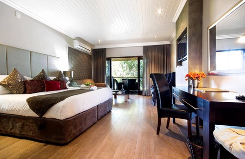Upington House | Unwind at River Place Manor: 4-Star Retreat with Spa & Pool