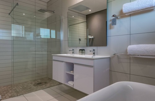 Upington House | Unwind at River Place Manor: 4-Star Retreat with Spa & Pool