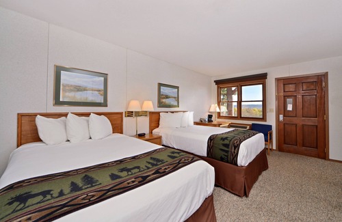 Chamberlain Hotel | Relaxing Retreat at River Ranch with Pool and Spa