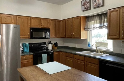 Fedhaven House | Exquisite River Ranch Farmhouse with Family-Friendly Amenities