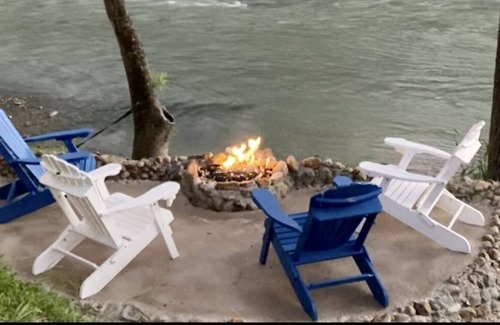 Thomaston House | River Rapids in private backyard 2/1.5 house 65" TV w/ deck /Grill