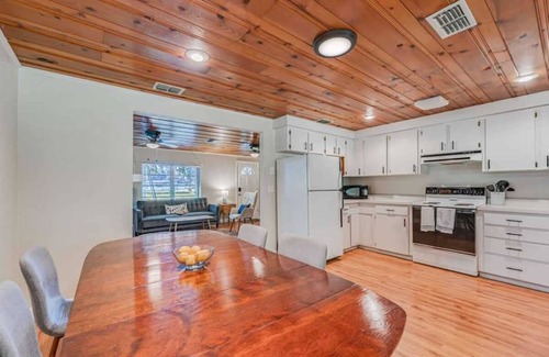 Chassahowitzka House | Experience Comfort at River Rat Flat with Full Kitchen