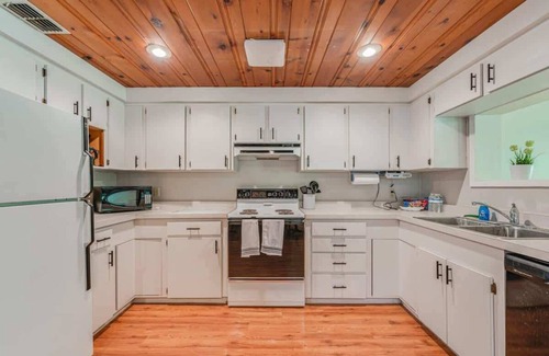 Chassahowitzka House | Experience Comfort at River Rat Flat with Full Kitchen