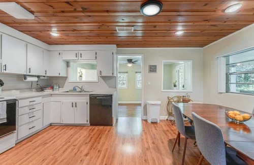 Chassahowitzka House | Experience Comfort at River Rat Flat with Full Kitchen