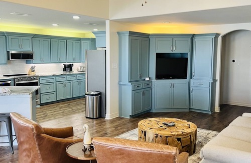 Elmaton House | River Rendezvous: Newly Renovated with Ocean Views