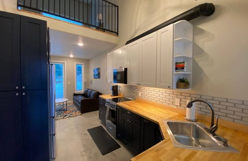 Fairbanks House | River Rest 2: Ideal Riverfront Stay in Prime Town Location