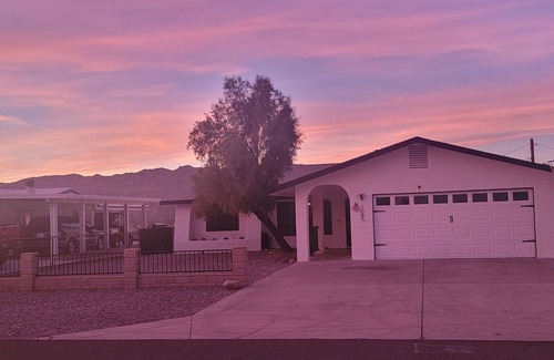 Bullhead City House | Unwind at a Cozy River Retreat with Mountain Views