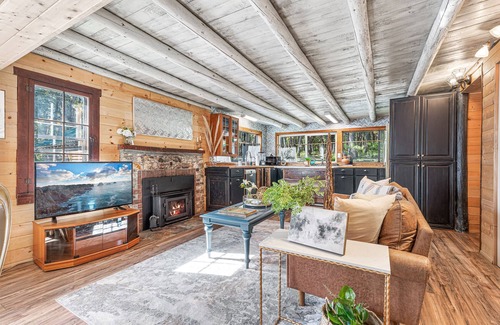 Jacksonville House | Experience River Retreat Log Cabin: Gym, Game Room & Sauna