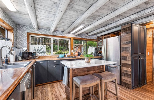 Jacksonville House | Experience River Retreat Log Cabin: Gym, Game Room & Sauna