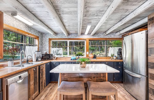 Jacksonville House | Experience River Retreat Log Cabin: Gym, Game Room & Sauna