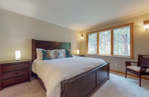 Estes Park Apartment | Inviting River Retreat - Family-Friendly Getaway Awaits