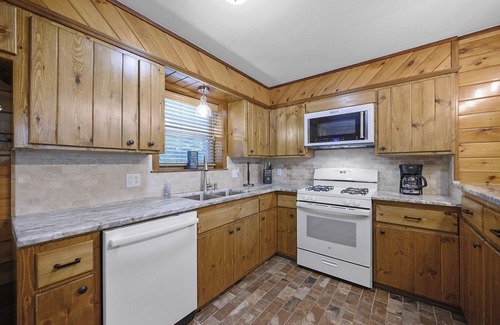 Broken Bow Cabin | Perfect Riverfront Cabin with Game Room and Hot Tub
