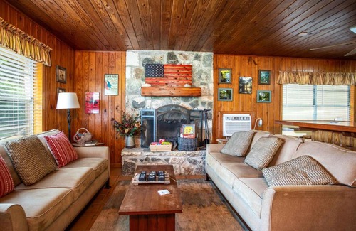 Bandera House | Cozy River Ridge Cabin with Hot Tub & Family-Friendly Fun