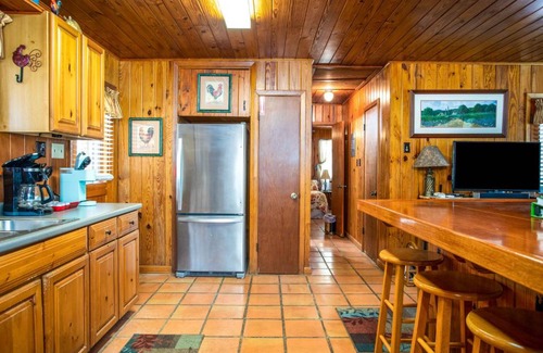 Bandera House | Cozy River Ridge Cabin with Hot Tub & Family-Friendly Fun