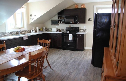 Smithers House | Tranquil River Rock Ranch: Ideal Country Fishing Retreat