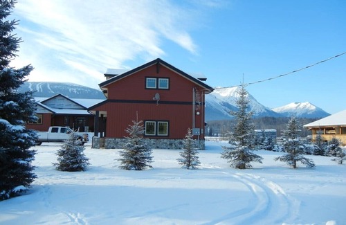 Smithers House | Tranquil River Rock Ranch: Ideal Country Fishing Retreat