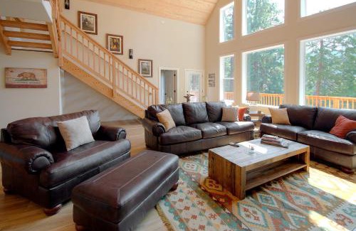 Yosemite West House | Family-Friendly Getaway at River Rock Retreat