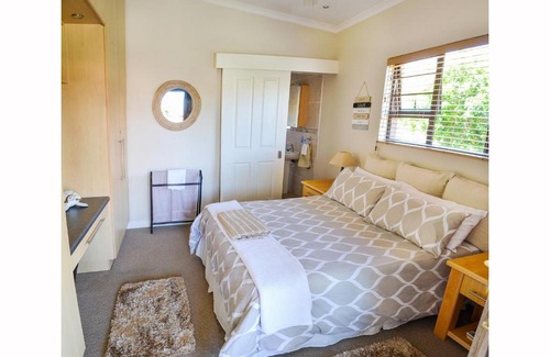 Colchester House | Relaxing River Rooms Near Elephant Park with Beach Access
