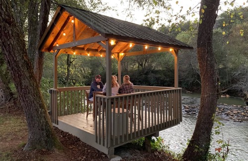 Murphy Ski Chalet | River Run Chalets: Riverfront Retreat with Family Amenities