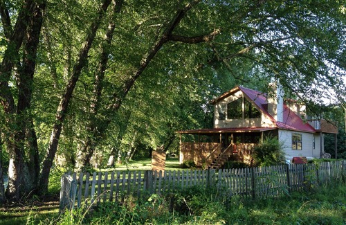 Murphy Ski Chalet | River Run Chalets: Riverfront Retreat with Family Amenities