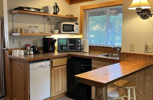 Winthrop Hotel | Discover River Run Inn: Family-Friendly with Pool & Breakfast