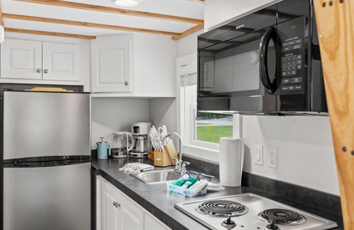 Sylva House | Guest Favorite: River Run Tiny House with Full Kitchen