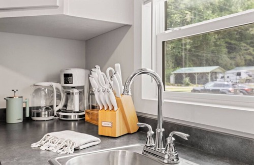 Sylva House | Guest Favorite: River Run Tiny House with Full Kitchen