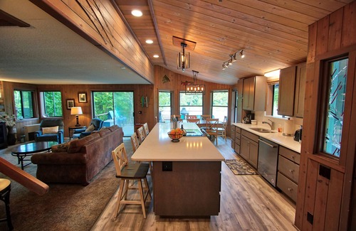 Crescent City House | River's Bend: Unforgettable Riverfront Escape with Spa & Views
