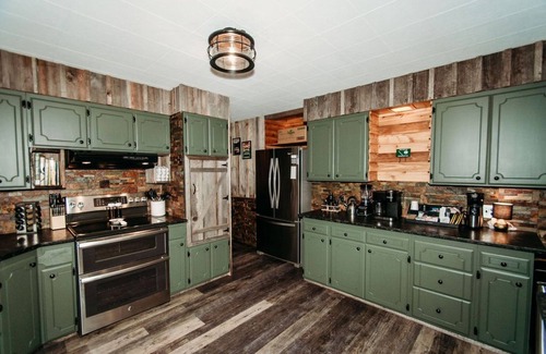 Forks House | River's Edge: Pet-Friendly Retreat by Olympic National Park