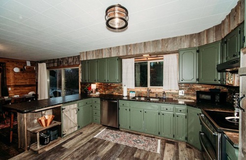 Forks House | River's Edge: Pet-Friendly Retreat by Olympic National Park