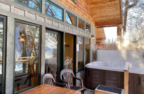 Winthrop Hotel | Experience River's Edge Resort: Rated 9/10 with Hot Tub