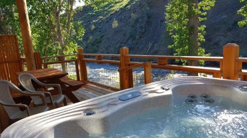 Winthrop Hotel | Experience River's Edge Resort: Rated 9/10 with Hot Tub
