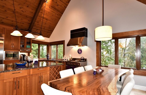 Fall City Ski Chalet | Unforgettable River's Edge Retreat with Oceanfront Pool