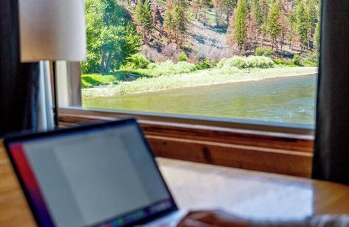 North Fork Hotel | River's Fork Lodge: Guest Rated 9.8 with Family-Friendly Perks