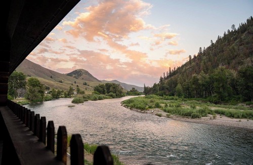 North Fork Hotel | River's Fork Lodge: Guest Rated 9.8 with Family-Friendly Perks
