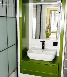 Ardesen Hotel | Tranquil River Side TinyHouse - Rated 9/10, Family Friendly