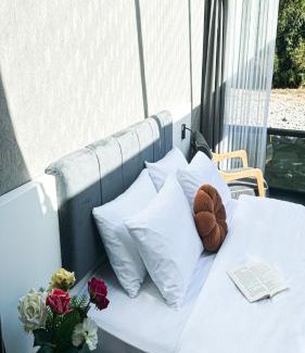 Ardesen Hotel | Tranquil River Side TinyHouse - Rated 9/10, Family Friendly