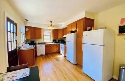 Springfield Apartment | River Suite - The Annex, Cozy Suite inside historic home