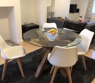 Lancaster House | Riverside Retreat: Guest Rated 9.2/10 for Unforgettable Stays