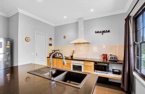Porepunkah Apartment | Guest Rated: River Verse House with Pool in Porepunkah