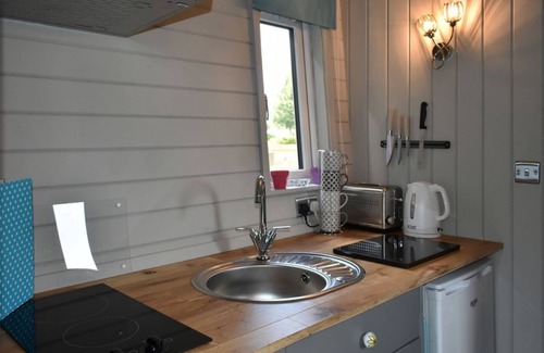 Llanfair Caereinion Cottage | Relaxing River View Glamping with Hot Tub and Pool Access