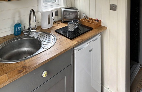 Llanfair Caereinion Cottage | Relaxing River View Glamping with Hot Tub and Pool Access