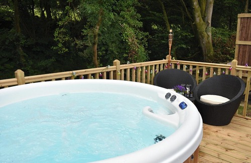 Llanfair Caereinion Cottage | Relaxing River View Glamping with Hot Tub and Pool Access