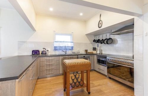 Maclean House | Tranquil River View Cottage: Child-Friendly Retreat