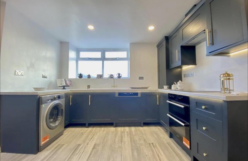 Spalding Apartment | Scenic River View Cottage by Bella Homes for Families