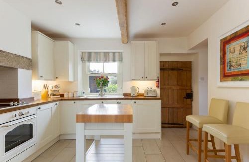 Eshton House | River View Cottage: Family-Friendly Retreat with 9.6 Rating