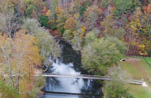 Ellijay House | River View Getaway: Family-Friendly Escape with Oceanfront Pool