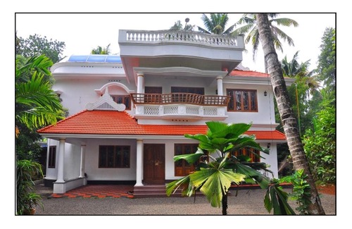 Alwaye House | Relaxing River View Homestay with Pool and Hot Tub