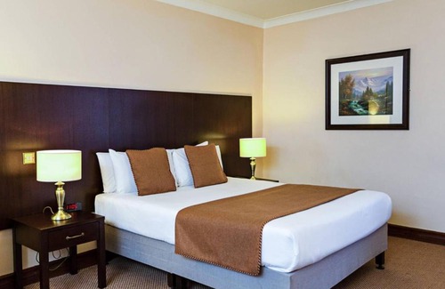 Alwaye House | Relaxing River View Homestay with Pool and Hot Tub